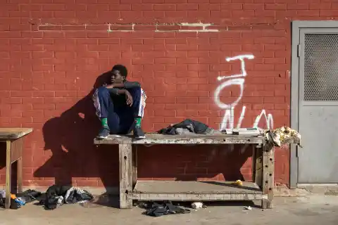 Imagen 1 de Los migrantes del instituto B9 de Badalona piden al Tribunal de Estrasburgo que frene su desalojo