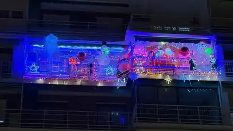 Imagen 1 de Exceso de espíritu navideño: así es la llamativa decoración de un balcón en Alcorcón, con luces de neón y villancicos