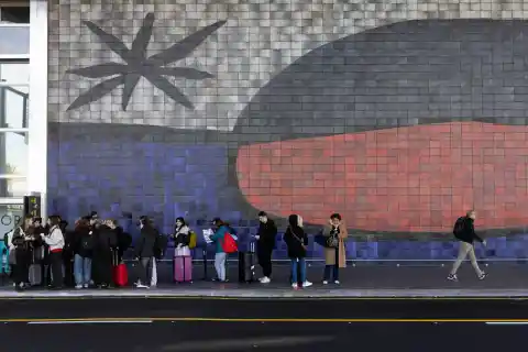 Imagen 1 de Excrementos y humedad: Cultura intenta proteger el mayor mural de Miró en Barcelona