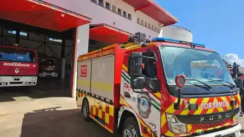 Imagen 1 de Rescatan a tres miembros de una familia tras quedar atrapados en su coche por las lluvias en la A-492