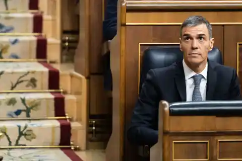 Imagen 1 de El PSOE corta cabezas para intentar frenar la sangría de un final de año agónico