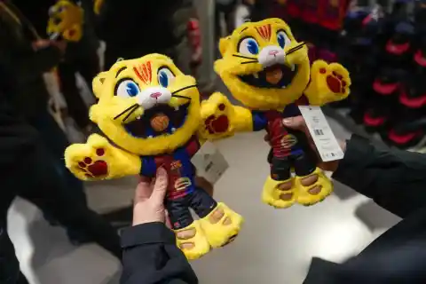 Imagen 1 de El fenómeno viral de Cat, la famosa mascota del Barcelona que conquista a una nueva generación