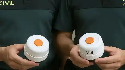 Imagen 1 de El truco de la Guardia Civil para saber si una luz de emergencia V16 es válida o no