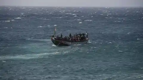 Imagen 1 de Llega a El Hierro un cayuco con 216 migrantes, 55 de ellos menores