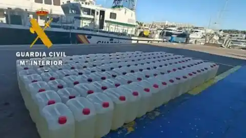 Imagen 1 de Incautadas en Málaga seis neumáticas y casi 10.000 litros de gasolina para narcolanchas