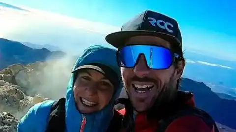 Imagen 1 de Acusan de homicidio a un alpinista por rechazar un helicóptero para su novia y dejar que se congelara