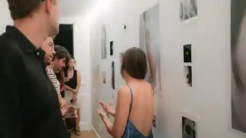 Imagen 1 de El pasillo del arte en Madrid: una estimulante experiencia 'casera' entre obras y espectadores