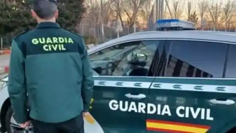 Imagen 1 de La Guardia Civil inspecciona las armas utilizadas en el rodaje de la película 'F.A.S.T.' en Murcia