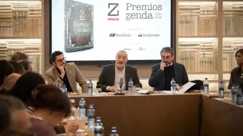 Imagen 1 de Pérez-Reverte anuncia los ganadores de los II Premios Zenda, entre los que destacan Vila-Matas, Paco Cerdá y Chantal Maillard