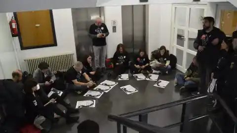 Imagen 1 de Delegados sindicales en Galicia se encierran en Educación para pedir una reunión con el consejero