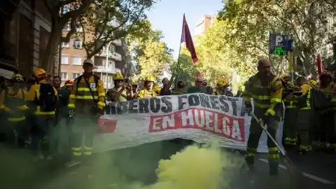 Imagen 1 de La policía carga contra los bomberos forestales por manifestarse: 9 detenidos y varios heridos