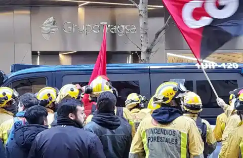 Imagen 1 de Los bomberos forestales de Madrid vuelven a la calle y alcanzan 150 días de huelga: “La plantilla no puede más”