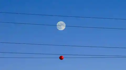 Imagen 1 de Las misteriosas bolas rojas en los cables de alta tensión: qué significan y el motivo por el que son importantes