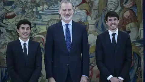 Imagen 1 de Marc y Álex Márquez visitan al rey Felipe VI en Zarzuela tras su histórico doblete en el Mundial de MotoGP