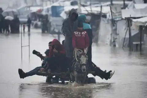 Imagen 1 de Las fuertes lluvias inundan en Gaza miles de tiendas de campaña de desplazados y una bebé muere de hipotermia