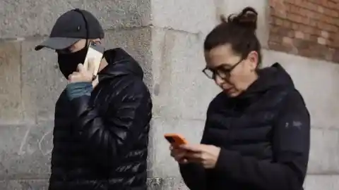 Imagen 1 de Vuelven las mascarillas a Madrid: estas son las zonas donde la Comunidad recomienda su uso por la epidemia de gripe