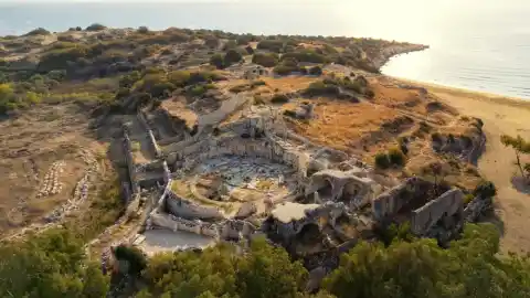 Imagen 1 de El pueblo fantasma que se oculta en un bosque y fue un importante puerto comercial romano del Mediterráneo