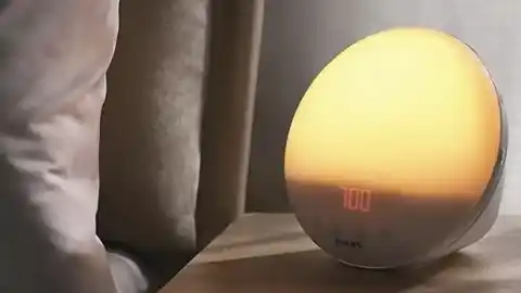 Imagen 1 de Si te cuesta madrugar, esta lámpara te ayuda: simula el amanecer para que despiertes mejor
