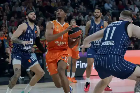 Imagen 1 de El Valencia asalta el liderato de la Euroliga y el Madrid vence al Baskonia