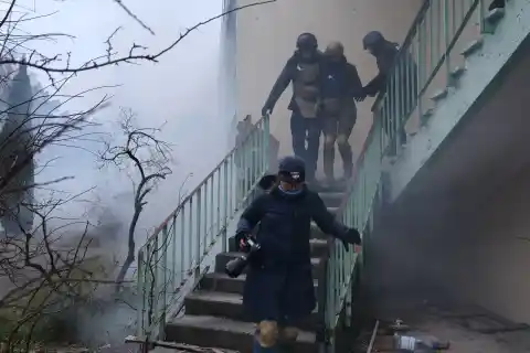 Imagen 1 de Ucrania forma a civiles y a periodistas para sobrevivir bajo los drones