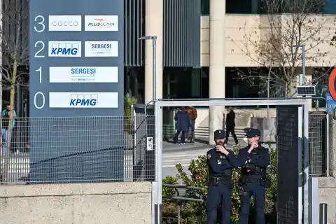 Imagen 1 de Anticorrupción investiga si Plus Ultra derivó dinero del rescate para blanquear fondos de Venezuela en Francia, Suiza y España