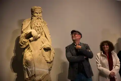 Imagen 1 de Santiago recibe con honores las figuras del Pórtico de la Gloria tras 70 años decorando la vida de los Franco