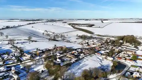 Imagen 1 de Europa bajo un manto de nieve, postales navideñas y otras imágenes del día