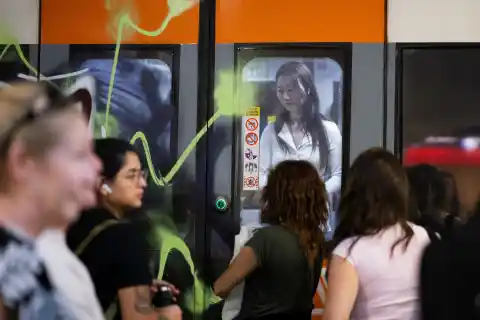 Imagen 1 de Una avería en la catenaria interrumpe la circulación R2, la R2 Nord, la R8 y la R11 de Rodalies