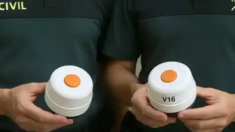 Imagen 1 de El truco de la Guardia Civil para saber si una luz de emergencia V16 es válida o no: "Asegúrate"