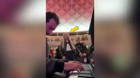 Imagen 1 de Un grupo de músicos sorprende en Londres con un 'flashmob' de Rosalía