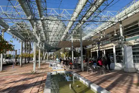 Imagen 1 de La Bola, el bar sevillano que tuvo una sospechosa facturación récord cuando empezó a administrarlo el expresidente de la SEPI