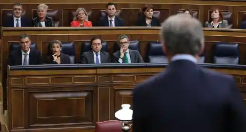 Imagen 1 de El PSOE le saca nueve puntos al PP pese a los casos de corrupción y la entrada en prisión de Ábalos y Koldo, según el CIS