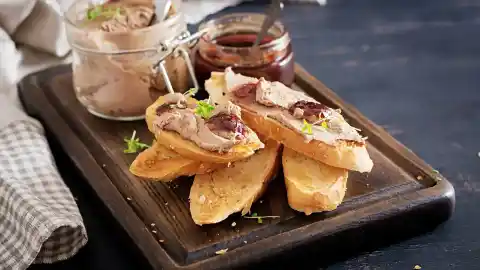 Imagen 1 de Untable de queso y bacon crujiente, un aperitivo barato para que tu mesa de Navidad triunfe