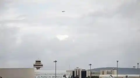Imagen 1 de Nueve detenidos por provocar altercados en un avión que aterrizó de emergencia en Palma