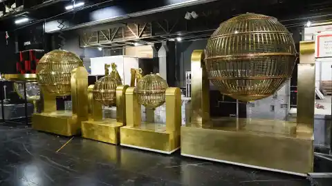 Imagen 1 de Los bombos del Sorteo Extraordinario de Navidad ya han llegado al Teatro Real