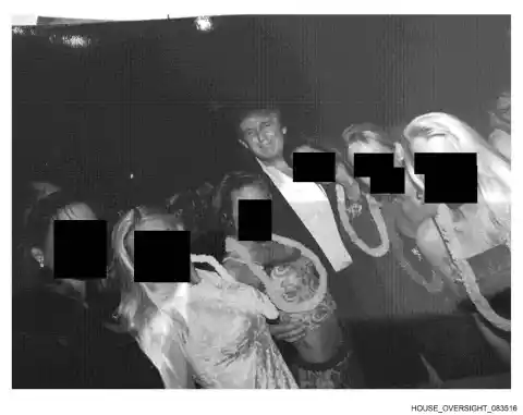 Imagen 1 de Los demócratas publican nuevas fotos del archivo Epstein en las que se ve a Trump rodeado de mujeres