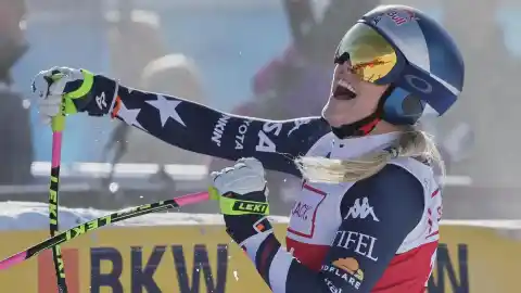 Imagen 1 de Lindsey Vonn gana el descenso de la Copa del Mundo y hace historia en el esquí con 41 años