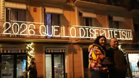 Imagen 1 de La nueva felicitación de la pareja de la Barceloneta que en el 2025 se atrevió con la dichosa rima