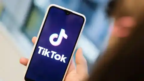 Imagen 1 de TikTok, acusada de ser una "puerta a la pornografía infantil" mediante vídeos de reales y hechos por IA