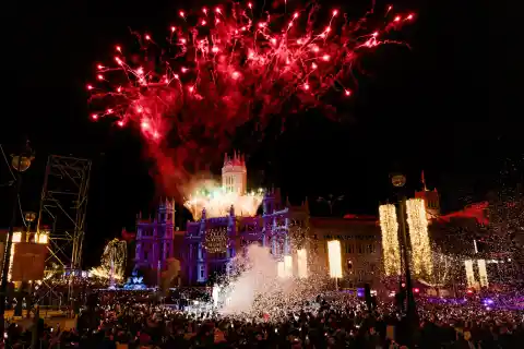 Imagen 1 de Madrid enciende la Navidad con 13 millones de luces  y un villancico de Bisbal: “Esta ciudad tiene los brazos abiertos”