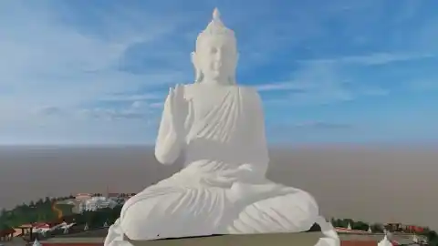 Imagen 1 de La eterna espera del buda mangurrino: Cáceres aguarda durante seis años la construcción de un santuario con una estatua de 47 metros