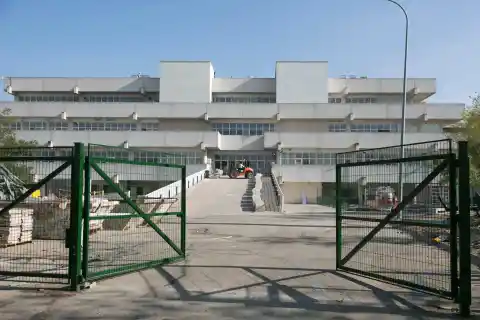 Imagen 1 de Sin duchas ni camas adecuadas, y con obras en marcha: así estrenaron 30 niños extranjeros el centro de acogida de La Cantueña de Ayuso