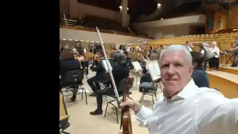 Imagen 1 de “Durante 30 años he echado de menos el violín”: volver a la música a los 66, y empezar a tocar en una orquesta filarmónica