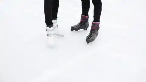 Imagen 1 de Es la más grande de Barcelona: así es la pista de hielo natural junto a un mercadillo de Navidad de estilo europeo
