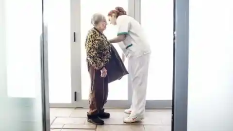 Imagen 1 de Cómo solicitar la asistencia personal para el cuidado de mayores de la Comunidad de Madrid