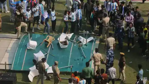 Imagen 1 de Caos total por Leo Messi en Calcuta: la euforia termina con protestas y con hinchas arrancando y lanzando asientos