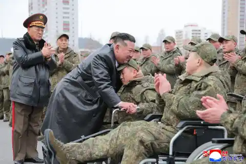 Imagen 1 de Kim Jong-un reconoce que las tropas norcoreanas realizan labores de desminado para Rusia
