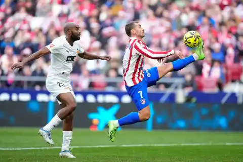 Imagen 1 de La finura de Griezmann revoluciona al Atlético y derrota a un buen Valencia