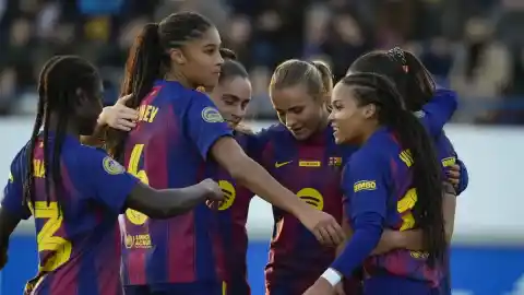 Imagen 1 de El Barça se lleva el derbi ante el Badalona y cierra el año líder