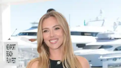 Imagen 1 de Scarlett Johansson lo confirma: el flequillo XL es el look más favorecedor para mayores de 40